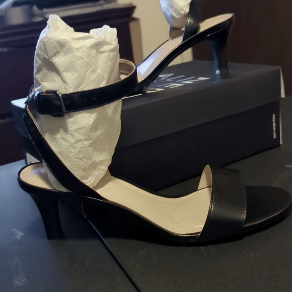 Genuine leather black heels 8W